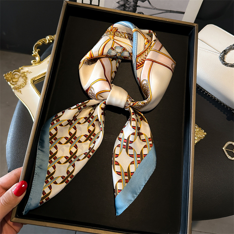 Silk Blouse - وشاح نسائي فاخر مربع الشكل بطبعة